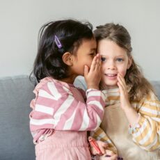 Le bégaiement est un défi quotidien pour de nombreuses personnes à travers le monde. Cette condition de la parole peut avoir des répercussions significatives sur la vie sociale et professionnelle des individus qui en souffrent. Dans cet article, nous explorerons les différents aspects du bégaiement, de sa compréhension à la recherche de solutions pratiques pour améliorer la qualité de vie des personnes concernées. Comprendre le Bégaiement : Les Causes : Le bégaiement peut avoir des origines diverses, allant de facteurs génétiques à des traumatismes psychologiques. Comprendre ces causes est essentiel pour élaborer des approches de traitement adaptées à chaque individu. Impact Psychologique : Le bégaiement peut entraîner des problèmes d'estime de soi et des difficultés émotionnelles. Explorer l'impact psychologique de cette condition est crucial pour développer des solutions holistiques. Accepter et Sensibiliser : L'importance de l'Acceptation : Accepter le bégaiement comme une partie de soi est une étape cruciale vers la gestion et l'amélioration de la condition. Nous examinerons des témoignages inspirants de personnes ayant surmonté ces défis et embrassé leur voix unique. Sensibilisation Sociale : Sensibiliser le public au bégaiement est essentiel pour éliminer les stigmates associés. Nous discuterons des initiatives en cours visant à accroître la compréhension et l'empathie envers ceux qui vivent avec le bégaiement. Agir pour le Changement : Thérapies et Solutions : Des approches thérapeutiques variées, telles que la thérapie fluide, sont disponibles pour aider à améliorer la fluidité de la parole. Nous explorerons les différentes options et soulignerons l'importance de consulter des professionnels qualifiés. Intégration des Technologies : Les avancées technologiques offrent également des outils innovants pour soutenir les personnes qui bégayent. Des applications et des dispositifs spécifiques peuvent contribuer à renforcer les compétences en communication. Conclusion : Le bégaiement ne devrait pas être un obstacle insurmontable. En comprenant ses aspects, en acceptant ceux qui en souffrent et en agissant de manière proactive, nous pouvons créer un monde où la communication est libre de tout jugement. Que ce soit en tant que personne touchée par le bégaiement ou en tant que membre de la société, chacun a un rôle à jouer dans la construction d'un environnement inclusif et bienveillant.