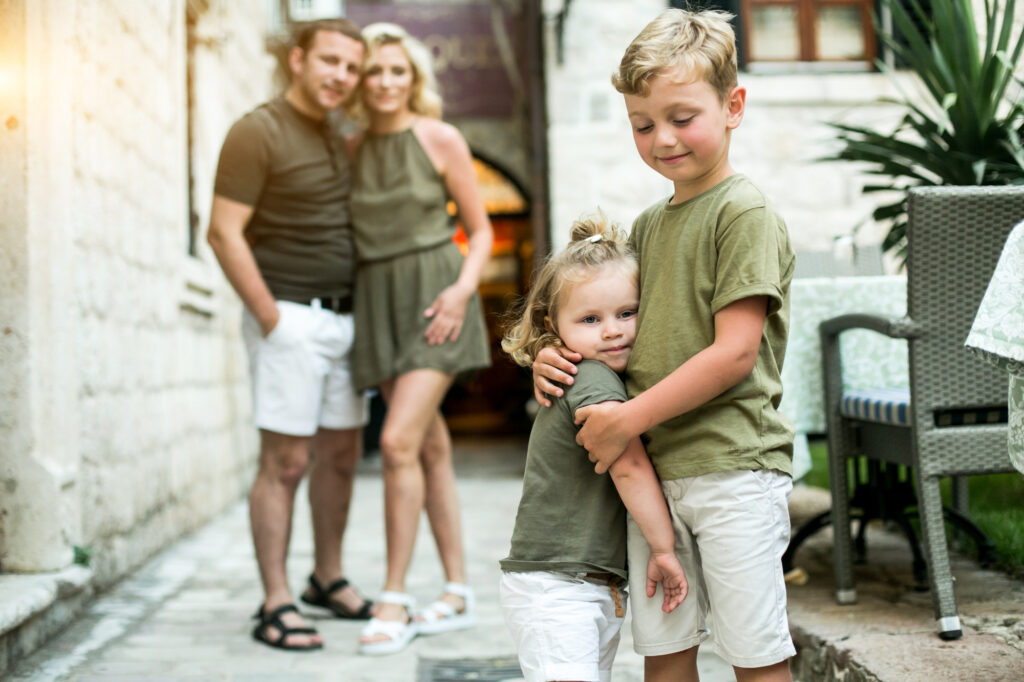 Comment les parents influencent-ils les relations entre frères et sœurs ?