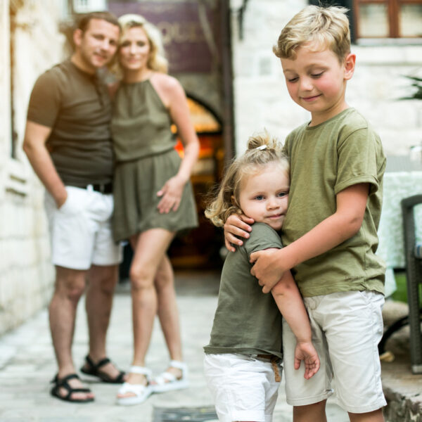 Comment les parents influencent-ils les relations entre frères et sœurs ?