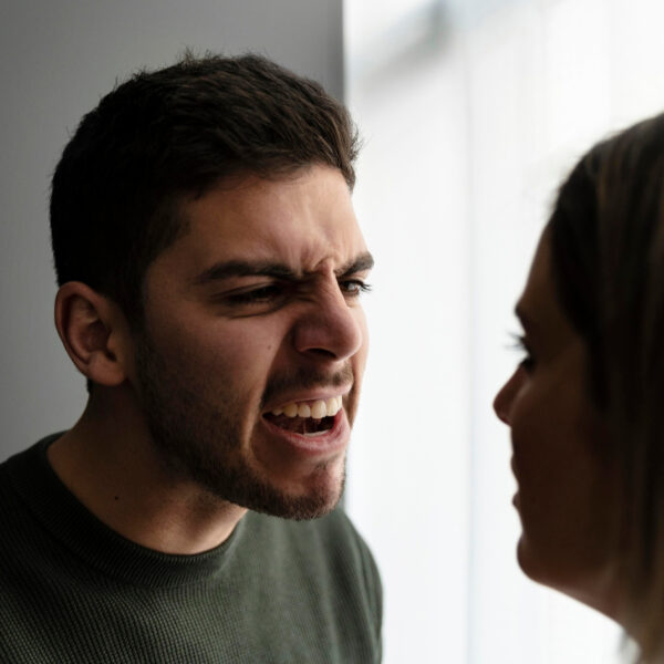 Les racines du « moi je » : Narcissisme ou besoin d’attention ?