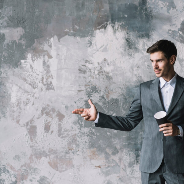 Quelle distinction peut-on faire entre la fierté et l’arrogance ?