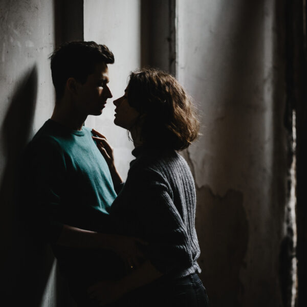 Il se victimise pour me manipuler : comment réagir en couple ?