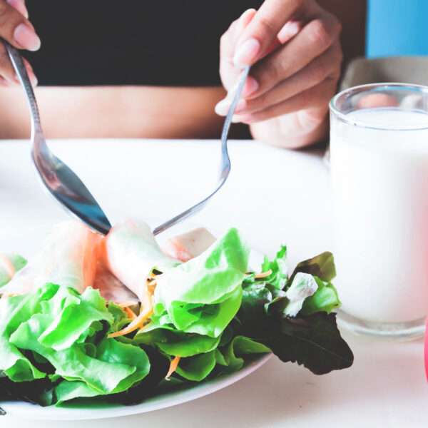 Équilibre alimentaire et gestion du poids : comment bien manger sans frustration ?