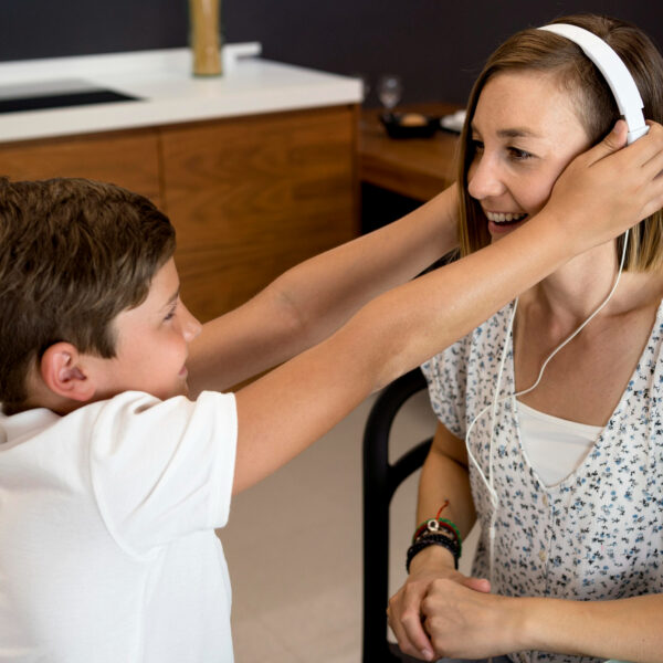 Quand un fils manipule sa mère : comment reconnaître et réagir ?