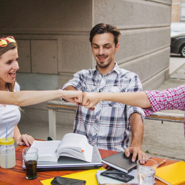 Techniques simples pour booster sa confiance dans les relations sociales