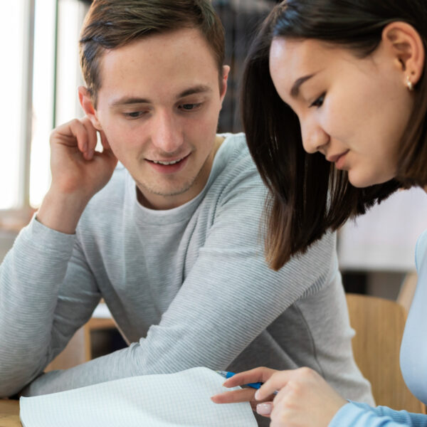 Comment la psychologie systémique étudie-t-elle les relations interpersonnelles ?