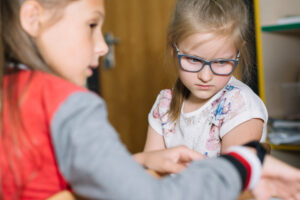 Les premiers conflits entre enfants : comment les gérer ?