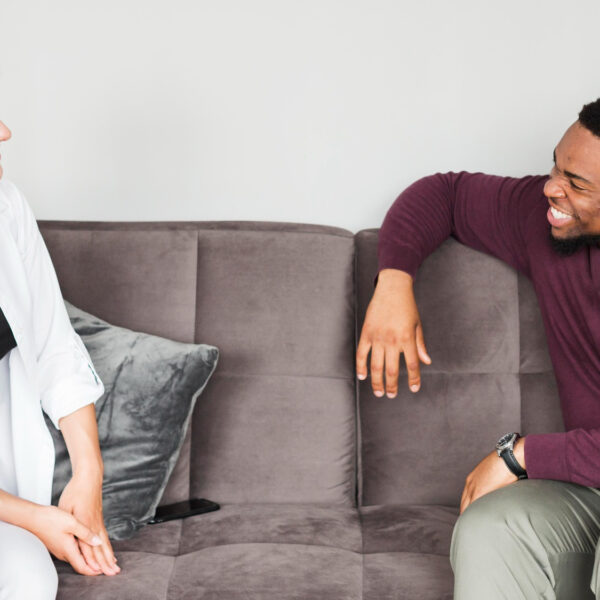 Comment le transfert émotionnel influence-t-il le processus thérapeutique ?