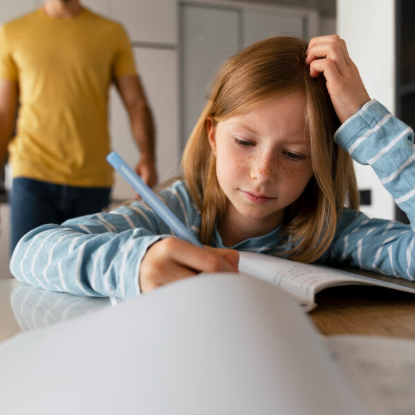 Faut-il fixer des règles strictes ou laisser plus de liberté ?