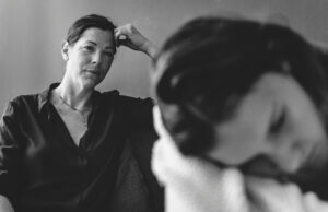 Hypnose et phobie sociale : une méthode complémentaire prometteuse