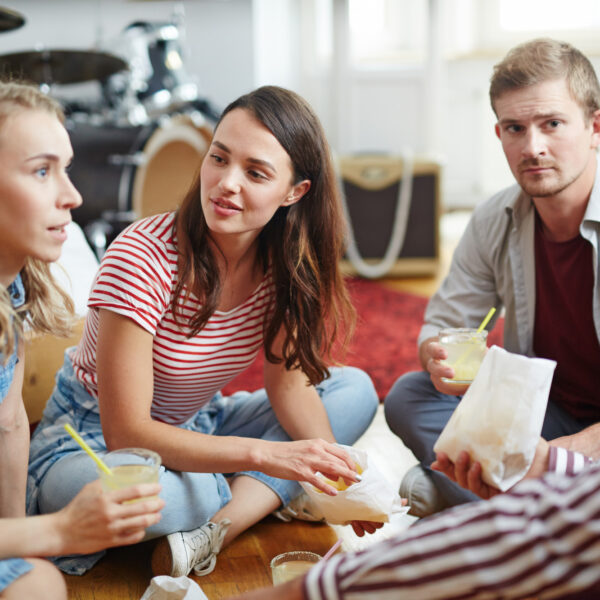 Influence du groupe social : comment l’entourage encourage-t-il les comportements addictifs ?