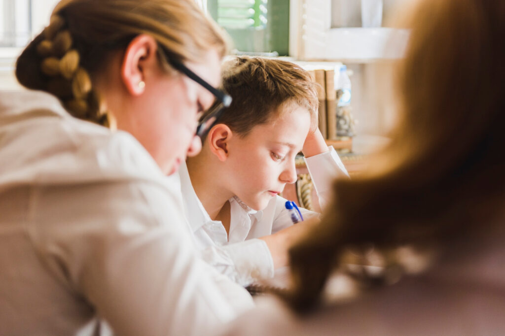 Pourquoi l’éducation et le modèle parental influencent-ils les peurs ?