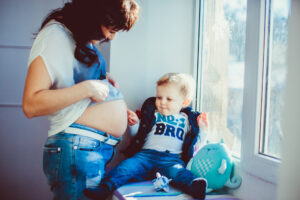 Comment bien vivre une grossesse avec un enfant en bas âge ?