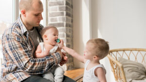 Comment préparer l'aîné à l'arrivée d'un nouveau bébé ?