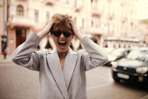 Pourquoi le stress peut-il provoquer des réactions émotionnelles excessives ?