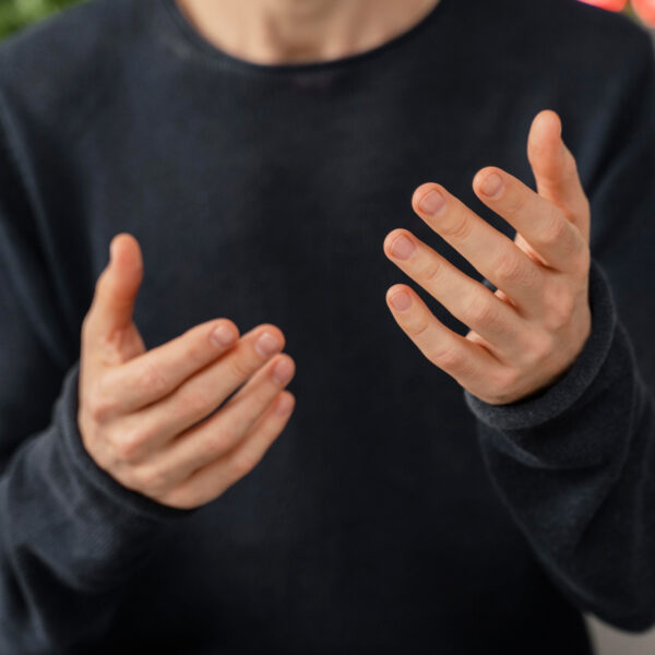 Pourquoi les mains deviennent-elles moites lors d’une crise de panique ?