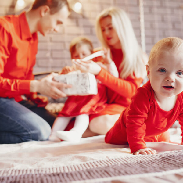 Quand la fratrie rencontre le bébé : comment faciliter l’adaptation ?