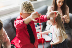 À quel âge et comment introduire la notion de responsabilité collective chez l’enfant ?