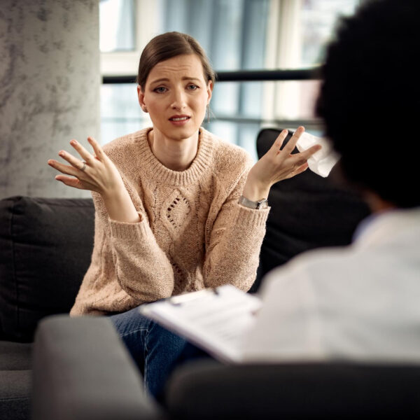 Comment la thérapie cognitive et comportementale modifie-t-elle les réactions psychologiques aux phobies ?