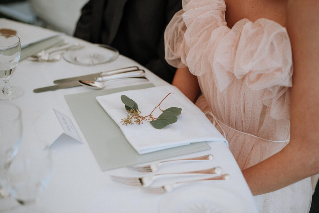 Comment organiser un plan de table de mariage sans créer de tensions ?