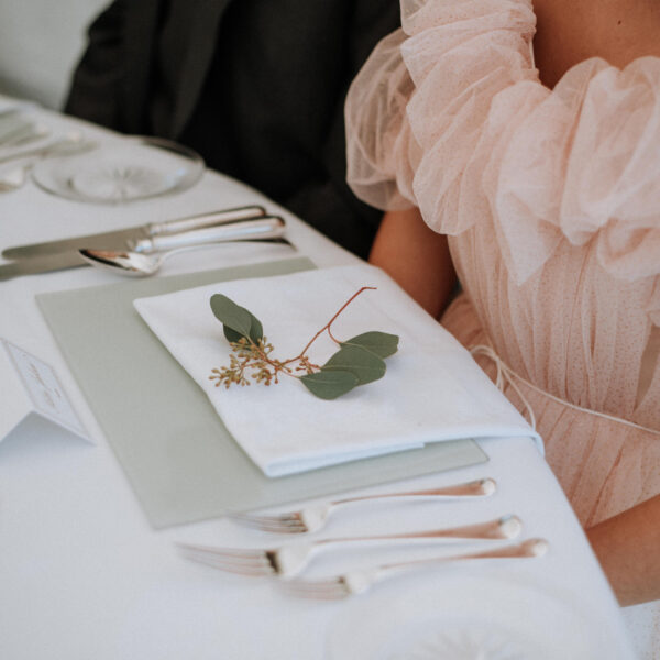 Comment organiser un plan de table de mariage sans créer de tensions ?