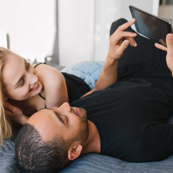 Découvrir de nouvelles pratiques sexuelles en douceur : conseils pour débutants