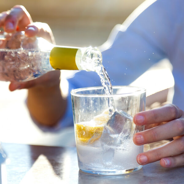 Eau plate ou eau gazeuse : que choisir pour bien s’hydrater ?