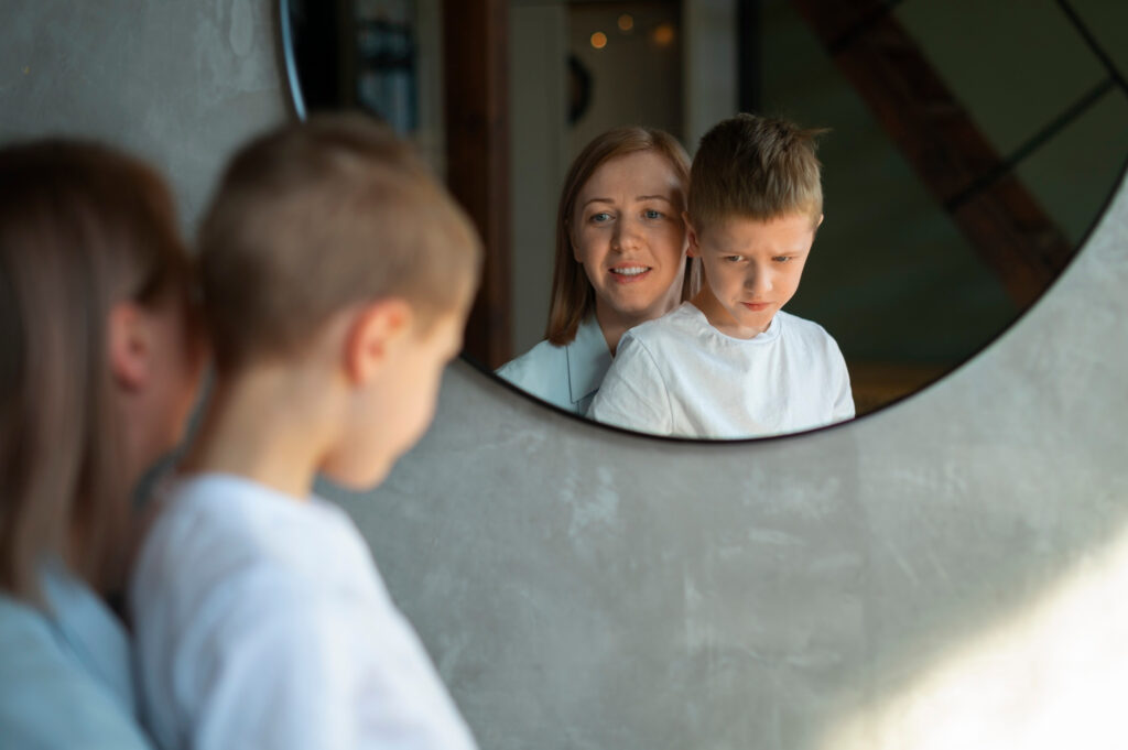 Mon fils est narcissique ou simplement difficile ? Comprendre son comportement au quotidien