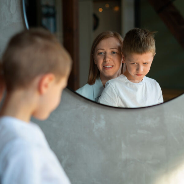 Mon fils est narcissique ou simplement difficile ? Comprendre son comportement au quotidien