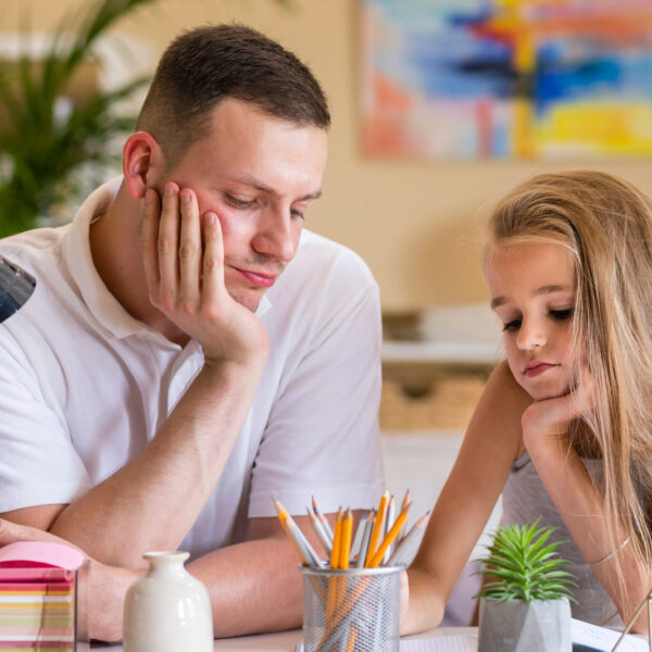 Parents émotionnellement absents : comprendre l’impact d’une présence qui manque