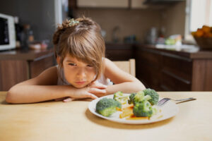 Pourquoi mon enfant refuse de manger certains aliments ?