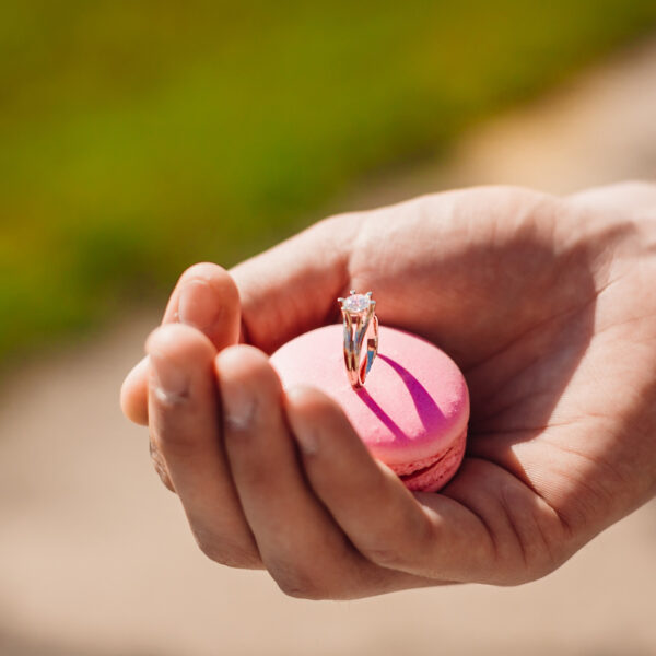 Faut-il une bague de fiançailles ? Origines et alternatives modernes