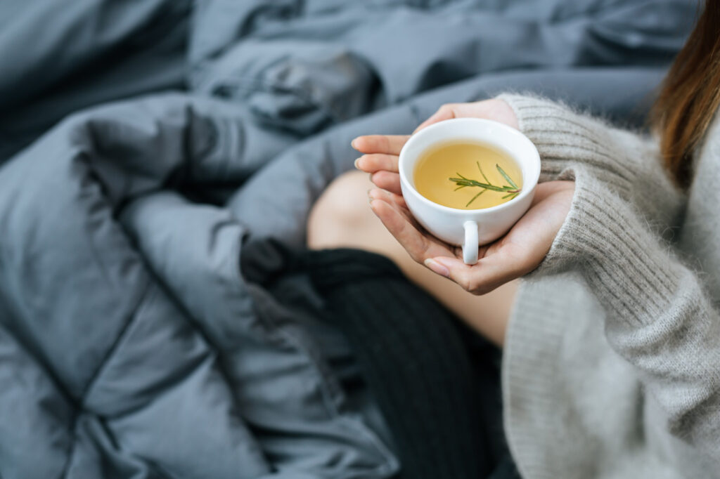 Les bienfaits d’une tisane ou d’une boisson chaude avant de dormir