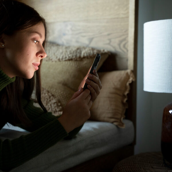 Nomophobie et sommeil : pourquoi le téléphone perturbe nos nuits ?