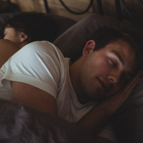 Faut-il dormir dans une chambre totalement sombre ? L’impact de la lumière sur le sommeil