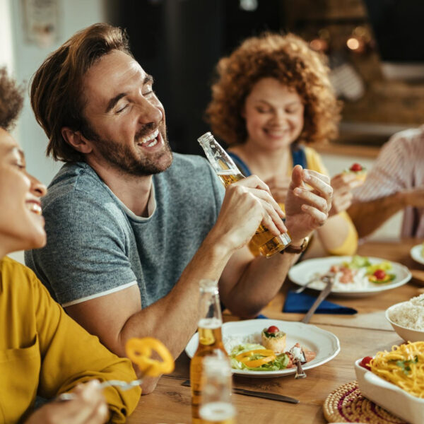 Comment les amis réagissent-ils face à une personne dépendante ?