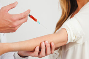 Peur des examens médicaux : pourquoi certaines personnes évitent les prises de sang et les analyses