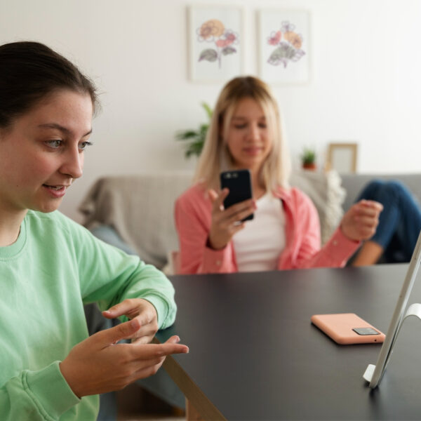 Quel rôle les réseaux sociaux jouent-ils dans l’isolement ou la réinsertion des personnes dépendantes ?
