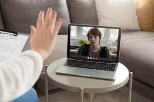 Comment les psychothérapeutes adaptent-ils leur pratique aux consultations à distance ?