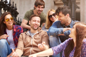 Des liens sociaux réguliers peuvent-ils favoriser la longévité ?