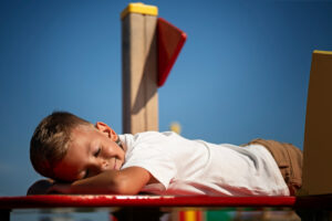 Le sommeil de l’enfant en maternelle, entre sieste et nuits encore longues