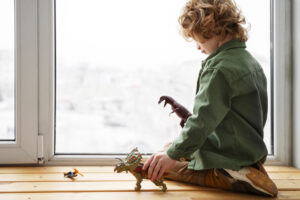 Mon enfant préfère jouer seul : faut-il s’inquiéter ?