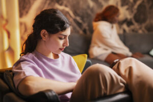 Parler des addictions aux enfants et aux adolescents sans dramatiser ni banaliser