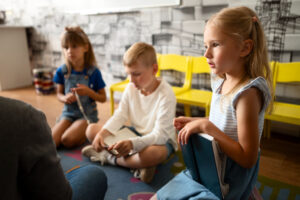 Pourquoi certains enfants n’osent-ils pas prendre leur place dans un groupe ?