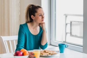 Repas sautés, grignotage et horaires déréglés, quand la routine alimentaire se fragilise avec la dépression