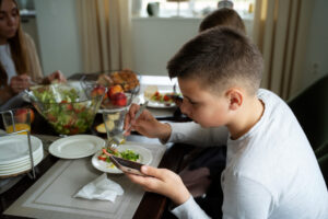 Repas tendus avec l’enfant, ce que l’organisation change au quotidien