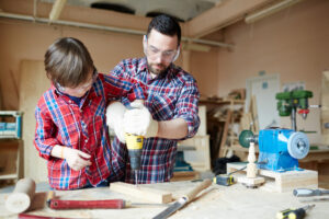 Bricoler en famille donne de la valeur au fait de faire ensemble