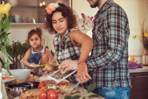 Cuisiner en famille transforme le repas en moment de transmission