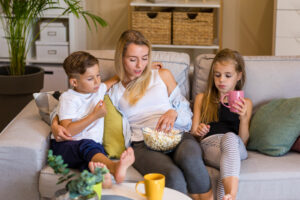 Inventer des histoires en famille nourrit l’imagination commune