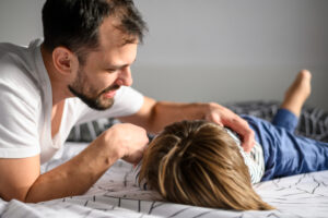 Laisser pleurer son enfant au coucher divise les parents